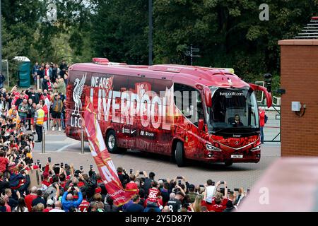 Liverpool, Großbritannien. September 2024. Der Liverpool-Bus kommt am Stadion an. Premier League Spiel Liverpool gegen Bournemouth in Anfield in Liverpool am Samstag, den 21. September 2024. Dieses Bild darf nur für redaktionelle Zwecke verwendet werden. Nur redaktionelle Verwendung. bild von Chris Stading/Andrew Orchard Sportfotografie/Alamy Live News Credit: Andrew Orchard Sportfotografie/Alamy Live News Stockfoto