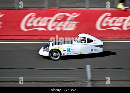 Zolder, Lim, Belgien. September 2024. Teams aus verschiedenen Ländern nehmen am 21.09.2024 auf dem Circuit Zolder, Belgien, an der iLumen European Solar Challenge Teil, dem größten Solarwagenrennen Europas. Das Rennen, an dem teilgenommen wird, umfasst innovative Solarautos aus mehr als 10 verschiedenen Ländern, die an der weltweit einzigen 24-Stunden-Ausdauerherausforderung für Solarfahrzeuge teilnehmen. Von Wiktor Dabkowski (Credit Image: © Wiktor Dabkowski/ZUMA Press Wire) NUR REDAKTIONELLE VERWENDUNG! Nicht für kommerzielle ZWECKE! Stockfoto