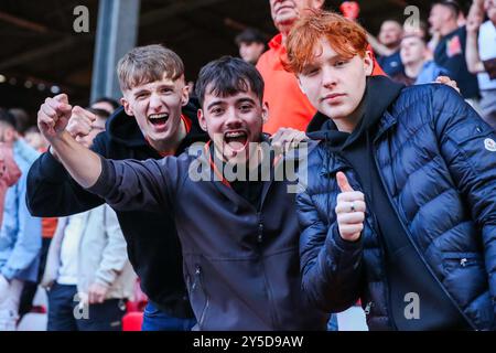 London, Großbritannien. September 2024. Blackpool-Fans feiern nach dem Sieg des Teams nach dem Spiel Charlton Athletic gegen Blackpool in the Valley, London, Großbritannien, 21. September 2024 (Foto: Izzy Poles/News Images) in London, Großbritannien am 21. September 2024. (Foto: Izzy Poles/News Images/SIPA USA) Credit: SIPA USA/Alamy Live News Stockfoto