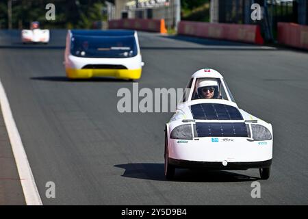 Zolder, Lim, Belgien. September 2024. Teams aus verschiedenen Ländern nehmen am 21.09.2024 auf dem Circuit Zolder, Belgien, an der iLumen European Solar Challenge Teil, dem größten Solarwagenrennen Europas. Das Rennen, an dem teilgenommen wird, umfasst innovative Solarautos aus mehr als 10 verschiedenen Ländern, die an der weltweit einzigen 24-Stunden-Ausdauerherausforderung für Solarfahrzeuge teilnehmen. Von Wiktor Dabkowski (Credit Image: © Wiktor Dabkowski/ZUMA Press Wire) NUR REDAKTIONELLE VERWENDUNG! Nicht für kommerzielle ZWECKE! Stockfoto