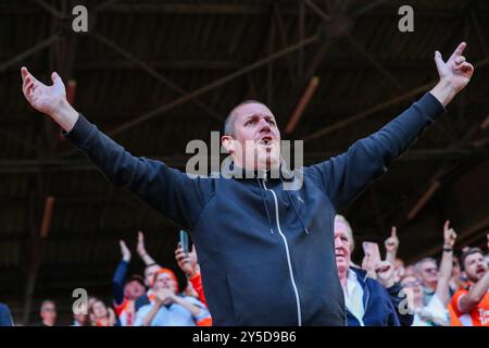 London, Großbritannien. September 2024. Blackpool-Fans feiern nach dem Sieg des Teams nach dem Spiel Charlton Athletic gegen Blackpool in the Valley, London, Großbritannien, 21. September 2024 (Foto: Izzy Poles/News Images) in London, Großbritannien am 21. September 2024. (Foto: Izzy Poles/News Images/SIPA USA) Credit: SIPA USA/Alamy Live News Stockfoto