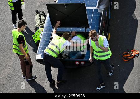 Zolder, Lim, Belgien. September 2024. Teams aus verschiedenen Ländern nehmen am 21.09.2024 auf dem Circuit Zolder, Belgien, an der iLumen European Solar Challenge Teil, dem größten Solarwagenrennen Europas. Das Rennen, an dem teilgenommen wird, umfasst innovative Solarautos aus mehr als 10 verschiedenen Ländern, die an der weltweit einzigen 24-Stunden-Ausdauerherausforderung für Solarfahrzeuge teilnehmen. Von Wiktor Dabkowski (Credit Image: © Wiktor Dabkowski/ZUMA Press Wire) NUR REDAKTIONELLE VERWENDUNG! Nicht für kommerzielle ZWECKE! Stockfoto