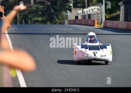 Zolder, Lim, Belgien. September 2024. Teams aus verschiedenen Ländern nehmen am 21.09.2024 auf dem Circuit Zolder, Belgien, an der iLumen European Solar Challenge Teil, dem größten Solarwagenrennen Europas. Das Rennen, an dem teilgenommen wird, umfasst innovative Solarautos aus mehr als 10 verschiedenen Ländern, die an der weltweit einzigen 24-Stunden-Ausdauerherausforderung für Solarfahrzeuge teilnehmen. Von Wiktor Dabkowski (Credit Image: © Wiktor Dabkowski/ZUMA Press Wire) NUR REDAKTIONELLE VERWENDUNG! Nicht für kommerzielle ZWECKE! Stockfoto