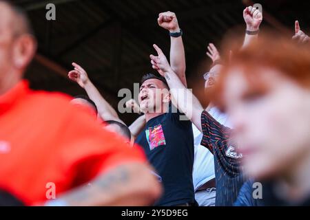 London, Großbritannien. September 2024. Blackpool-Fans feiern nach dem Sieg des Teams nach dem Spiel Charlton Athletic gegen Blackpool in the Valley, London, Großbritannien, 21. September 2024 (Foto: Izzy Poles/News Images) in London, Großbritannien am 21. September 2024. (Foto: Izzy Poles/News Images/SIPA USA) Credit: SIPA USA/Alamy Live News Stockfoto