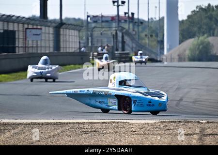 Zolder, Lim, Belgien. September 2024. Teams aus verschiedenen Ländern nehmen am 21.09.2024 auf dem Circuit Zolder, Belgien, an der iLumen European Solar Challenge Teil, dem größten Solarwagenrennen Europas. Das Rennen, an dem teilgenommen wird, umfasst innovative Solarautos aus mehr als 10 verschiedenen Ländern, die an der weltweit einzigen 24-Stunden-Ausdauerherausforderung für Solarfahrzeuge teilnehmen. Von Wiktor Dabkowski (Credit Image: © Wiktor Dabkowski/ZUMA Press Wire) NUR REDAKTIONELLE VERWENDUNG! Nicht für kommerzielle ZWECKE! Stockfoto