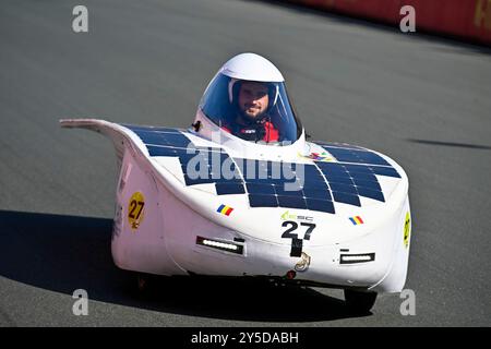 Zolder, Lim, Belgien. September 2024. Teams aus verschiedenen Ländern nehmen am 21.09.2024 auf dem Circuit Zolder, Belgien, an der iLumen European Solar Challenge Teil, dem größten Solarwagenrennen Europas. Das Rennen, an dem teilgenommen wird, umfasst innovative Solarautos aus mehr als 10 verschiedenen Ländern, die an der weltweit einzigen 24-Stunden-Ausdauerherausforderung für Solarfahrzeuge teilnehmen. Von Wiktor Dabkowski (Credit Image: © Wiktor Dabkowski/ZUMA Press Wire) NUR REDAKTIONELLE VERWENDUNG! Nicht für kommerzielle ZWECKE! Stockfoto