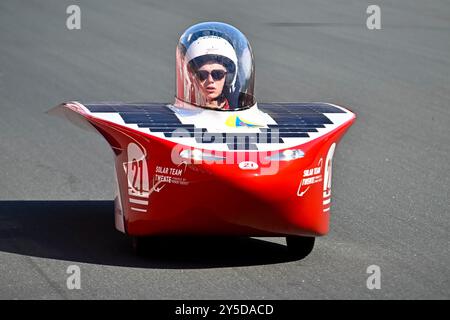 Zolder, Lim, Belgien. September 2024. Teams aus verschiedenen Ländern nehmen an der iLumen European Solar Challenge Teil, dem größten Solarwagenrennen Europas, auf dem Circuit Zolder. Das Rennen, an dem teilgenommen wird, umfasst innovative Solarautos aus mehr als 10 verschiedenen Ländern, die an der weltweit einzigen 24-Stunden-Ausdauerherausforderung für Solarfahrzeuge teilnehmen. (Kreditbild: © Wiktor Dabkowski/ZUMA Press Wire) NUR REDAKTIONELLE VERWENDUNG! Nicht für kommerzielle ZWECKE! Stockfoto