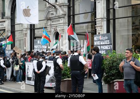 London, Großbritannien. 21. September 2024. In einem Protest, der zeitgleich mit der Markteinführung von Apples neustem Flaggschiff-Produkt, dem iPhone 16, zusammenfällt, versammelte sich eine Koalition von Menschenrechtsaktivisten vor dem Londoner Flaggschiff-Laden in der Regent Street. Die Demonstranten beschuldigten den Technologieriesen, angeblich Zwangsarbeit von uigurischen Menschen in der Lieferkette von Apple in China, Ausbeutung von Kinderarbeit bei der Gewinnung von "Blutmineralien" aus der Demokratischen Republik Kongo (DRK) und Spenden an die israelische Armee und Gruppen, die mit illegalen Siedlungen in Verbindung stehen, trotz der Vorwürfe des Völkermords zu schicken. Quelle: Ron Fassbender/Alamy Live News Stockfoto