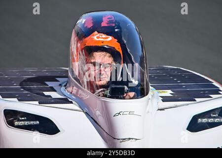 Zolder, Lim, Belgien. September 2024. Teams aus verschiedenen Ländern nehmen am 21.09.2024 auf dem Circuit Zolder, Belgien, an der iLumen European Solar Challenge Teil, dem größten Solarwagenrennen Europas. Das Rennen, an dem teilgenommen wird, umfasst innovative Solarautos aus mehr als 10 verschiedenen Ländern, die an der weltweit einzigen 24-Stunden-Ausdauerherausforderung für Solarfahrzeuge teilnehmen. Von Wiktor Dabkowski (Credit Image: © Wiktor Dabkowski/ZUMA Press Wire) NUR REDAKTIONELLE VERWENDUNG! Nicht für kommerzielle ZWECKE! Stockfoto