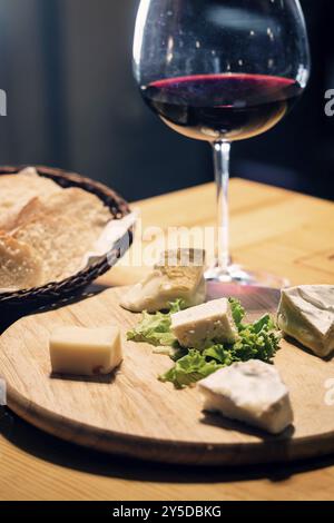 Französischer Käse, Rotwein und Brotvorspeiseplatte Stockfoto