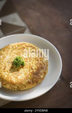 Spanische Tortilla traditionelles Omelett auf rustikalen Fliesen Stockfoto