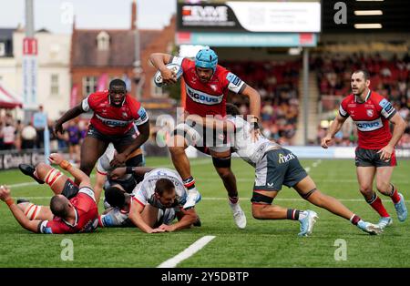 Gloucester's Zach Mercer wurde von Saracens' Andy Onyeama-Christie während des Gallagher Premiership Matches im Kingsholm Stadium in Gloucester angegriffen. Bilddatum: Samstag, 21. September 2024. Stockfoto