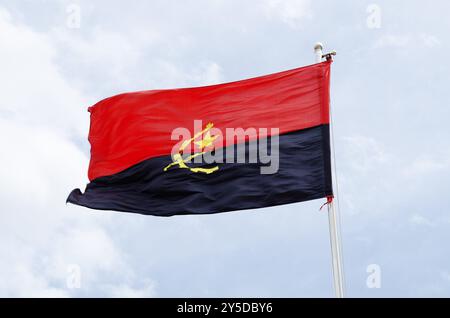 Angolanische Flagge auf Flaggenpfosten Stockfoto