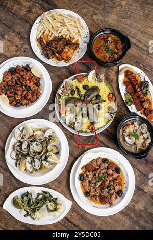 Gemischte portugiesische traditionelle rustikale Tapas-Gerichte, Gourmetauswahl auf Holztisch Stockfoto