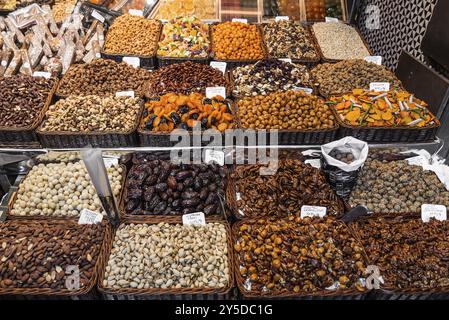 Feinkoststand für getrocknete Früchte und Nüsse auf dem Markt La boqueria in barcelona spanien Stockfoto