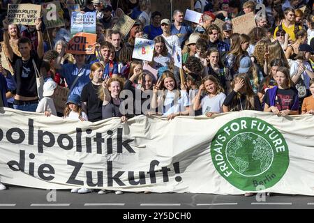 Schüler beim 14. Global Climate Strike by Fridays for Future, Kanzleramt Berlin, 20/09/2024 Stockfoto