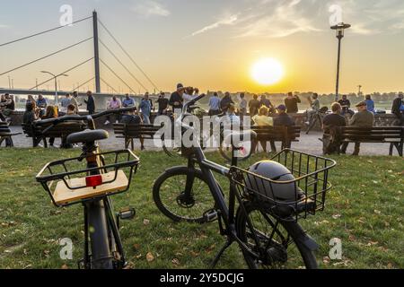 Rheinpromenade am Joseph-Beuys-Ufer, Blick auf die Oberkassler Brücke, Fortuna Büedchen, Kiosk am Rheinufer, besonders beliebter Treffpunkt Stockfoto