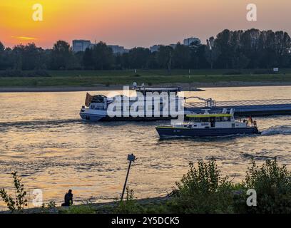 Frachtschiff auf dem Rhein bei Düsseldorf, Wasserpolizeiboot, Nordrhein-Westfalen, Deutschland, Europa Stockfoto