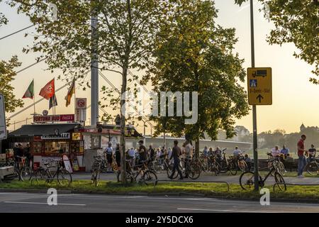 Rheinpromenade am Joseph-Beuys-Ufer, Blick auf die Oberkassler Brücke, Fortuna Büedchen, Kiosk am Rheinufer, besonders beliebter Treffpunkt Stockfoto