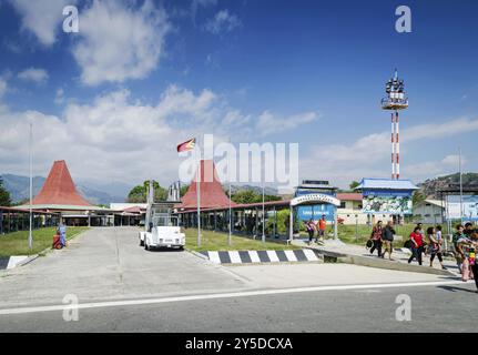 Passagiere, die am internationalen Flughafen nicolau lobito in dili Ost-timor einsteigen Stockfoto