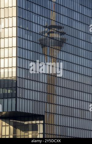 Medienhafen Düsseldorf, Fassade des Hyatt Regency Hotels, Reflexion des Rheinturms, Nordrhein-Westfalen, Deutschland, Europa Stockfoto