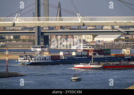 Frachtschiffe auf dem Rhein bei Düsseldorf, Brücke über den Medienhafen, Oberkassler Rheinbrücke, Altstadtbank, Nordrhein-Westfalen, Deutschland, Eu Stockfoto