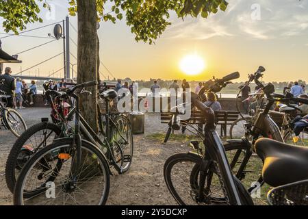 Rheinpromenade am Joseph-Beuys-Ufer, Blick auf die Oberkassler Brücke, Fortuna Büedchen, Kiosk am Rheinufer, besonders beliebter Treffpunkt Stockfoto