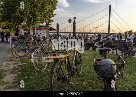 Rheinpromenade am Joseph-Beuys-Ufer, Blick auf die Oberkassler Brücke, Fortuna Büedchen, Kiosk am Rheinufer, besonders beliebter Treffpunkt Stockfoto