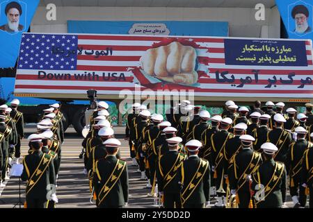 Teheran, Iran. September 2024. Ein riesiges Poster mit dem Titel "Down with USA" ist während einer jährlichen Militärparade zu sehen, die den Jahrestag des Beginns des Krieges gegen den Iran durch den ehemaligen irakischen Diktator Hussein vor 44 Jahren vor dem Schrein des verstorbenen revolutionären Gründers Ayatollah Khomeini im Süden Teherans begeht. Quelle: ZUMA Press, Inc./Alamy Live News Stockfoto