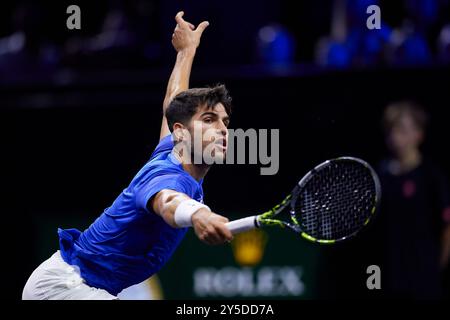 Berlin, Deutschland. September 2024. BERLIN, DEUTSCHLAND - 21. SEPTEMBER: Carlos Alcaraz vom Team Europe in Aktion gegen Ben Shelton von Team World während des Männer-Einzelspiels am zweiten Tag des Laver Cup in der Uber Arena am 21. September 2024 in Berlin. (Foto von Francisco Macia/Photo Players Images/Magara Press) Credit: Magara Press SL/Alamy Live News Stockfoto