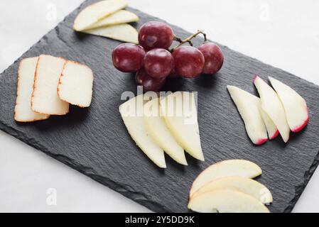 Gourmet gemischte Käse-Tapas-Vorspeise mit Apfel- und Traubensnack Stockfoto