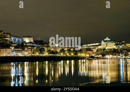 Porto douro bei Nacht in portugal Stockfoto