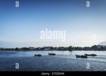 Blick auf traditionelle Fischerboote auf dem kampot Fluss in kambodscha Stockfoto