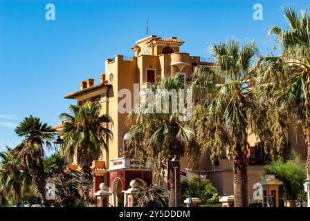 LIDO DI OSTIA – ROM, Überblick über ein Gebäude an der „Piazza Anco Marzio“, dem Hauptplatz von Ostia Lido, Rom, Italien Stockfoto