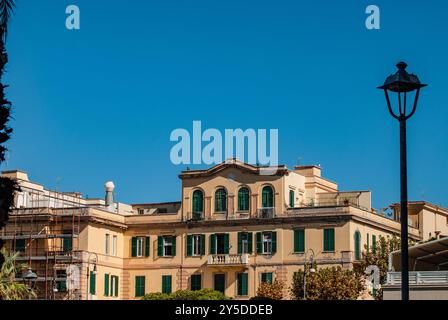 LIDO DI OSTIA – ROM, Überblick über ein Gebäude an der „Piazza Anco Marzio“, dem Hauptplatz von Ostia Lido, Rom, Italien Stockfoto