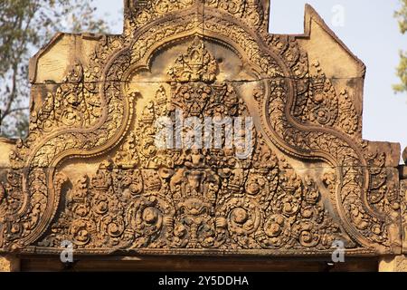 Relief am Eingangstor zum Tempelkomplex Banteay Srei in Kambodscha Stockfoto