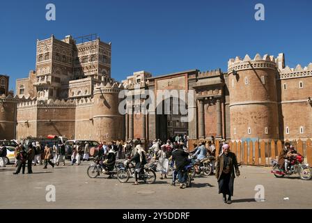 Altes Stadttor in der sanaa jemen Straße Stockfoto