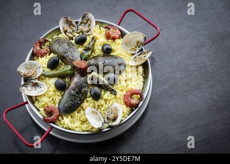 Gemischte Meeresfrüchte und Reispaella berühmte traditionelle portugiesische und spanische Mahlzeit Stockfoto