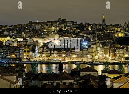 Porto douro bei Nacht in portugal Stockfoto