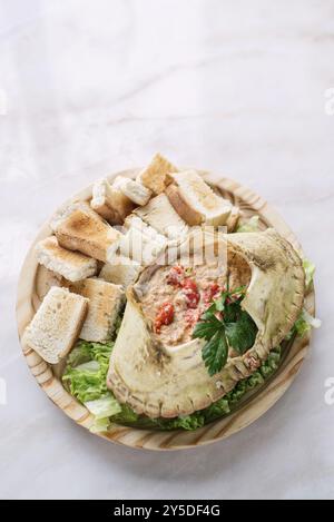 Frische portugiesische Krabben-Creme-Mousse mit Meeresfrüchten und Toast-Tapas-Snack Stockfoto