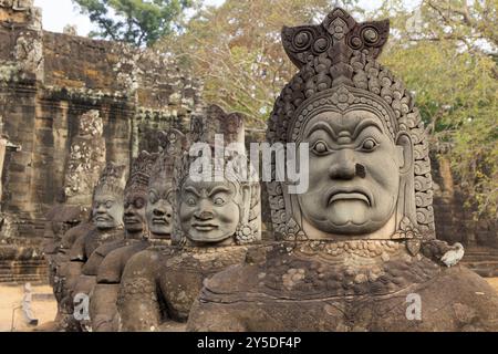 Balustrade mit Steingöttern und Dämonen auf der Brücke zum südlichen Tor von Angkor Thom Stockfoto