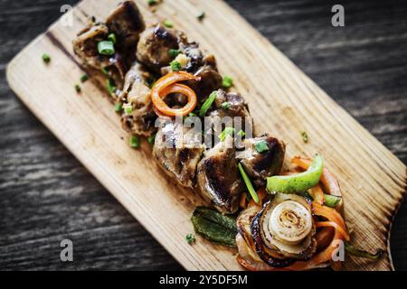 Gegrillte frische portugiesische Chourico Chorizo-Wurst-Tapas-Vorspeise auf Holzbrett Stockfoto