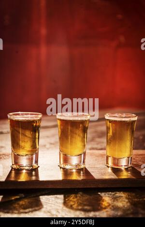 Whisky-Shots in gemütlicher roter Bar Stockfoto