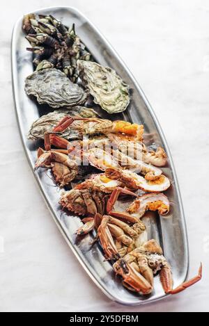Gemischte Auswahl an frischen portugiesischen Meeresfrüchten Gourmet-Platte auf dem Tisch Stockfoto