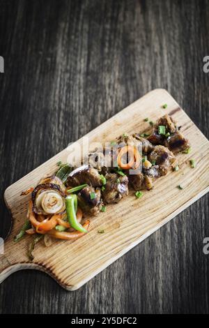 Gegrillte frische portugiesische Chourico Chorizo-Wurst-Tapas-Vorspeise auf Holzbrett Stockfoto