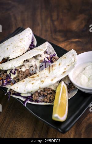 Gourmet-Rindfleisch-Kebab-Pita-Sandwiches mit Knoblauch-Joghurtsauce Stockfoto