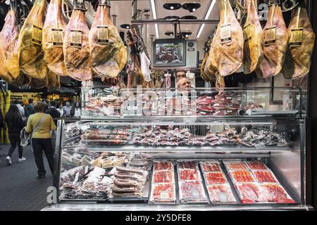 Chorizo- und marmelade serrano-Stände am berühmten La boqueria-Markt in barcelona, spanien Stockfoto