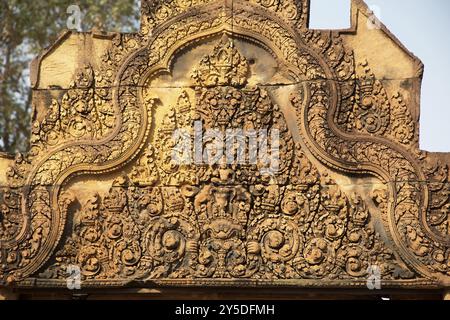 Relief am Eingangstor zum Tempelkomplex Banteay Srei in Kambodscha Stockfoto