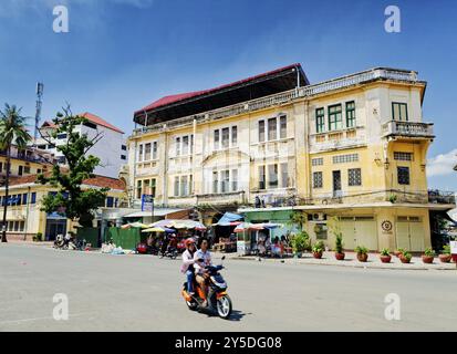 Straßengebäude der französischen Kolonialzeit in phnom penh Stadt kambodscha Stockfoto