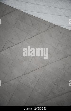 Graue Betonwand abstrakt minimales Hintergrunddetail Stockfoto